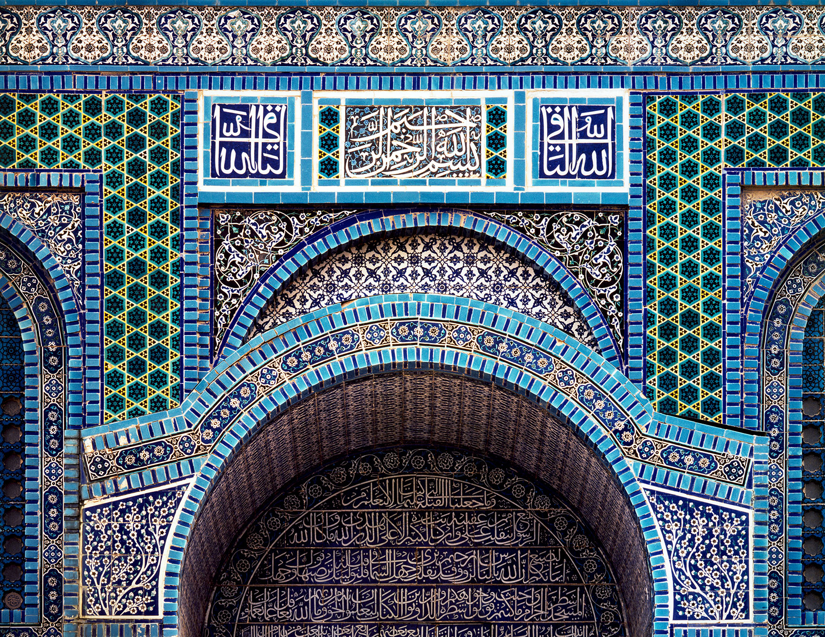 Arabic calligraphic inscriptions on glazed tiles of the <i>Qubbat al-Sakhra</i> / Dome of the Rock in Jerusalem, alQuds. Palestine, Israel.