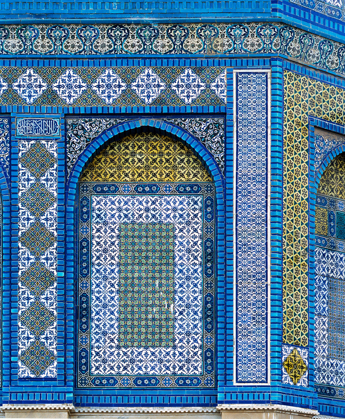 Bay with two vertical bands and small inscription plaque. <i>Qubbat al-Sakhra</i> / Dome of the Rock