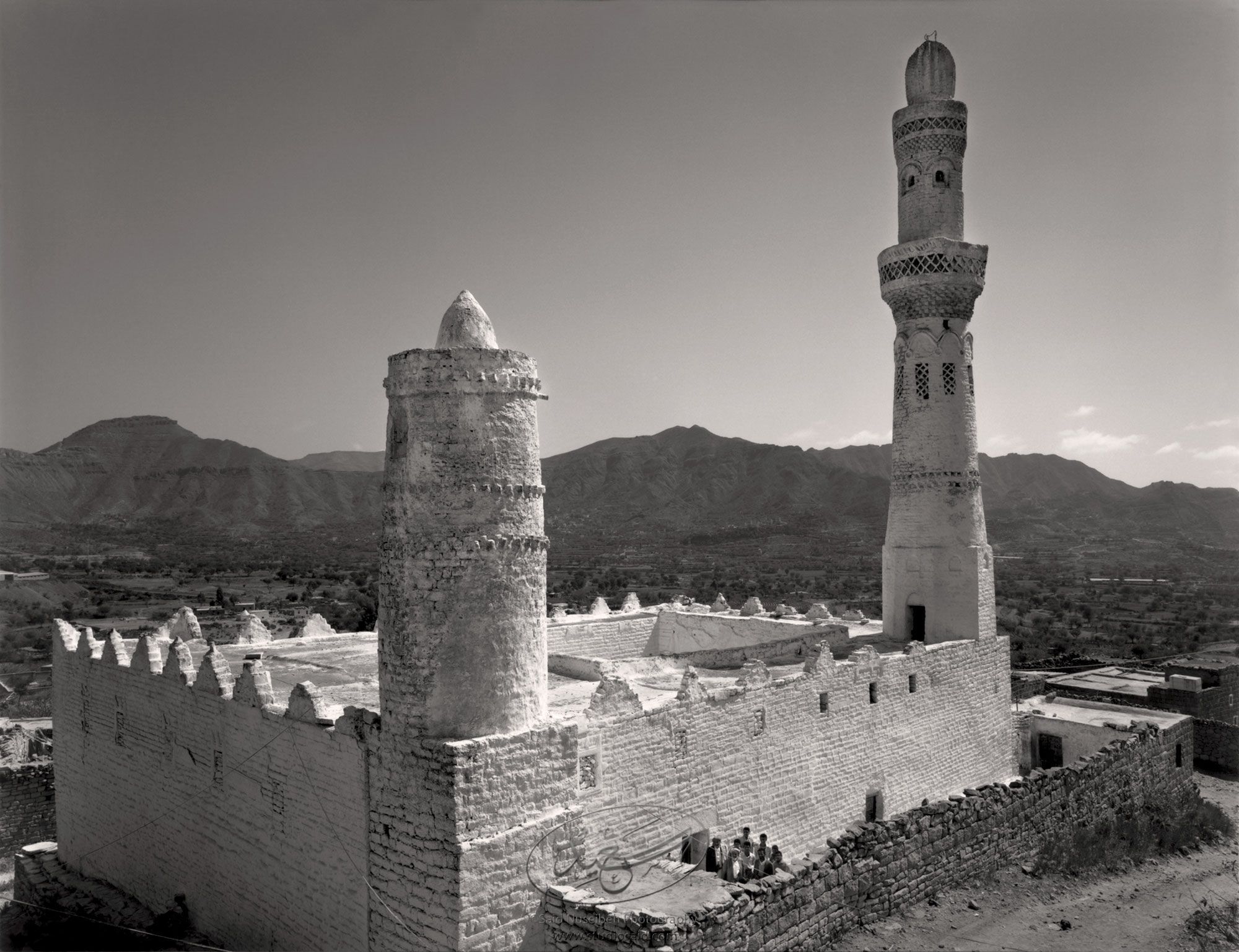 <i>Mukht&acirc;r</i> & men gathered at door of mosque in village near Ibb. Yemen.